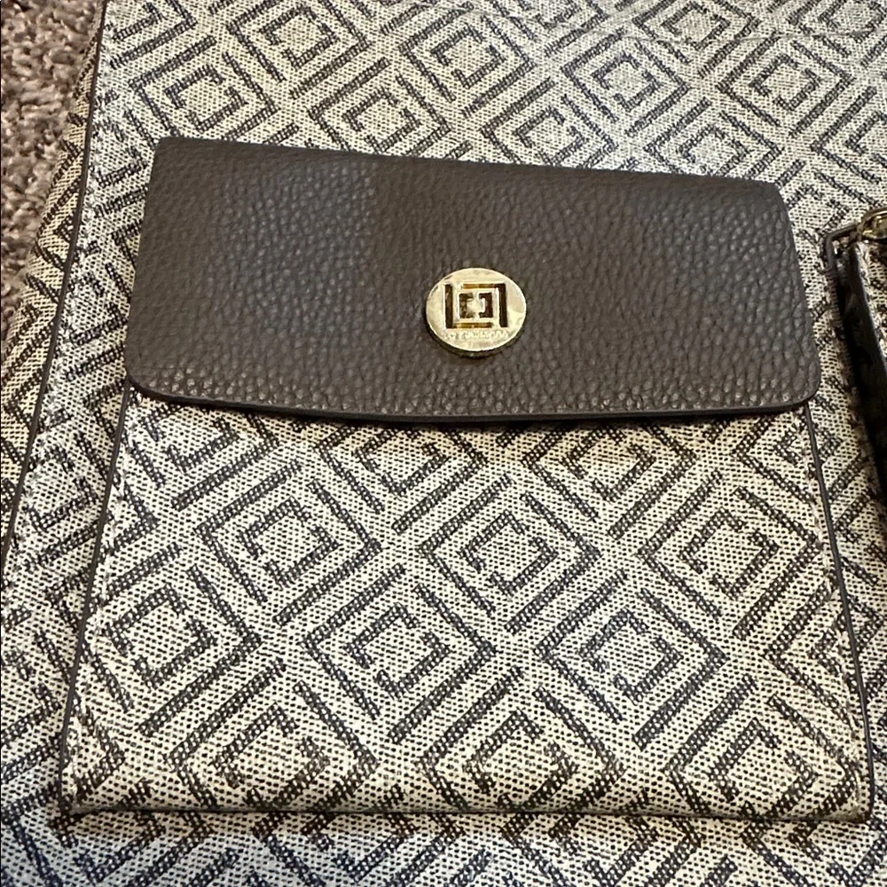 Liz Claiborne Geometric Design Tote/Handbag. Color is olive green/brown
